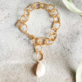 Złota bransoleta z perłą.