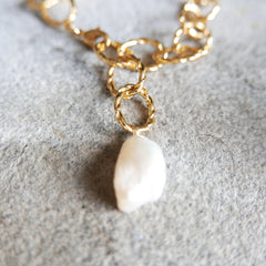 Złota bransoleta z perłą.