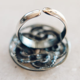 Srebrny pierścionek z wężem.