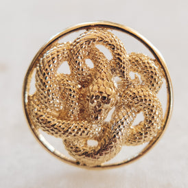 Złoty pierścionek z wężem.