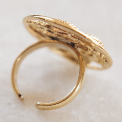 Złoty pierścionek z wężem.