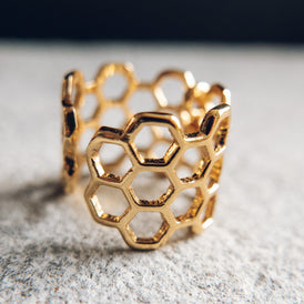 Złoty pierścionek z pszczołą. Plaster miodu