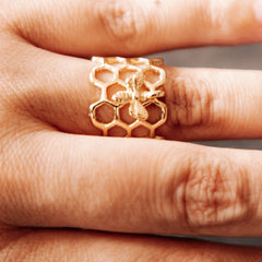 Złoty pierścionek z pszczołą. Plaster miodu