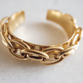 Złota bransoleta z łańcuchem.