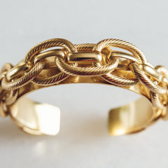Złota bransoleta z łańcuchem.