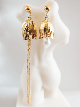 Złote kolczyki długie wiszące z perłą