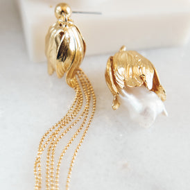 Złote kolczyki długie wiszące z perłą