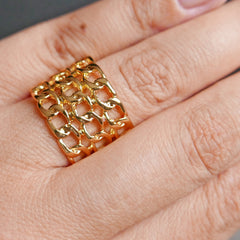 Złoty pierścionek z łańcuchami