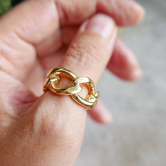 Złoty pierścionek z łańcuchem